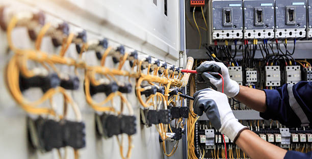 Professional Electrician technician working in Heritage Lake, IL